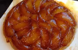 Дайте отдохнуть пирогу полчаса и быстрым движением  переверните его.   Вкусно и в теплом и холодном виде.