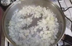 На сковороде разогрел растительное масло и обжарил лук до прозрачности