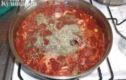 Добавил две столовые ложки прованских трав. перемешал.