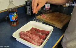 Складываем мясо в блюдо и от души сдобрите его уксусом. Налить нужно где-то 1 см от дна и перемешать мясо. Лишний уксус слить.