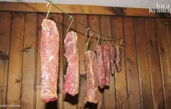 Подвешиваем мясо на крючки в прохладном и главное (!!) сухом, проветриваемом месте. Первые пару дней может стекать сок.