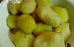 Итак, отвариваем картошку в мундире. Можно использовать картофельное пюре (например, если осталось лишнее). Картошку чистим и натираем на тёрке, либо прокручиваем на мясорубке.