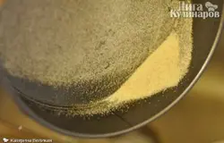 Ставим разогреваться духовку на 180 С. В форму, в которой будем выпекать мазурку наливаем растительное масло. Затем присыпаем все поверхности крахмалом равномерно.