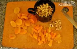 Сухофрукты нарезаем (если крупные) на более мелкие кусочки. Орехи можно порезать, а можно подавить толкушкой. Главное - не до состояния порошка.