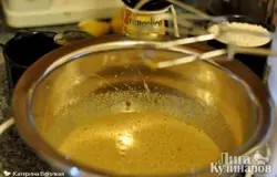 Взбиваем яйца с сахаром, молотой гвоздикой и корицей. Взбиваем до растворения сахара