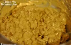 Смешиваем тесто вместе с сухофруктами и орехами. Постарайтесь равномерно все размешать.
