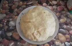 делаем тесто. в расплавленное сливочное масло добавляем сметану, сахар, яйцо, перемешиваем и добавляем муки- столько, чтобы раскатать очень тонко.