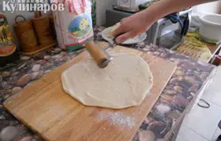 отделяем от теста небольшие кусочки /размером с кулак/, и тонко раскатываем