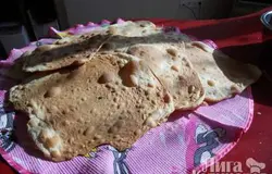 готовые листы достаем и выкладываем на приготовленное полотенце , даем им остыть.
