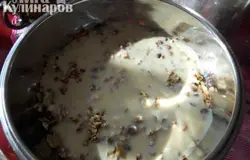 заливаем сверху частью жидкого крема - покрывая всю поверхность - первый слой готов