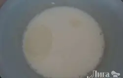 В молоко добавляем масло растительное и соль.