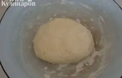 Замешиваем крутое тесто, пока не будет отлипать от рук.