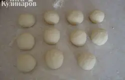 Готовое тесто делим на кусочки и даем отдохнуть.