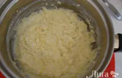 Пшено перебрать и вымыть, поставить варить, вначале с небольшим количеством воды, затем постепенно добавляя молоко. В конце варки добавить соль, сахар по-вкусу, заправить маслом.