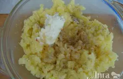 Картофель поставить варить. Когда сварится, слить воду и помять, добавить поджареный на масле репчатый лук, поперчить.