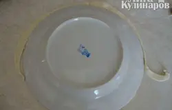 Отдохнувшие кусочки теста раскатать очень тонко, как на лапшу. Форму сделать, обрезая вокруг тарелочки.