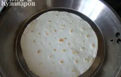 Готовые лепешки печем на разогретой сковороде с двух сторон на среднем огне без добавления масла.