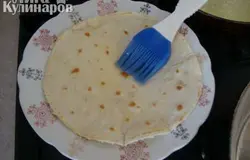 Горячие выпеченые лепешки сразу смазываем растопленым маслом с двух сторон.