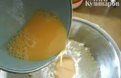 В чашку высыпать муку, яйцо с молоком взбить, добавить соль; яичную смесь влить в муку
