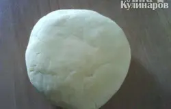 По-необходимости подсыпать муки, хорошо вымесить (мин. 15) эластичное крутое тесто