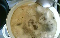 Курицу промыть (можно нарезать на части), залить водой и поставить на огонь