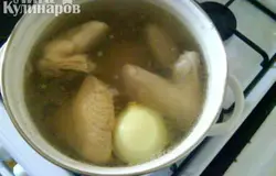 При закипании снять пену