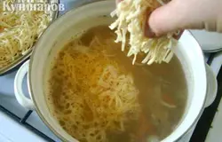 Достать курицу, снять с костей мясо и нарезать