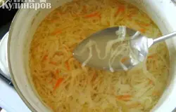 Мясо забросить в суп, закинуть лапшу