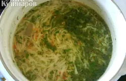 Количество лапши из ингредиентов получается примерно на 3-4 супа, я хорошо просушиваю ее и складываю в банку для след. раза. Лапшу забрасываете из собственных предпочтений - гуще или жиже.