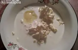 Масло натираем на тёрке. Добавляем сметану, яйцо, немного сахара и чуть соли.