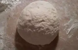 Добавляем муку до не очень крутого теста, это примерно 3 стакана. Ставим в холод на 30 минут.