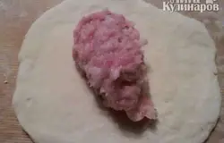 Тесто для кибинай делим на шарики. Раскатываем. Добавляем фарш.