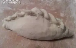 Формируем пирожок, соединяя края сверху в виде косички.