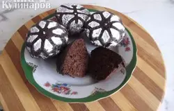 посыпал сахарной пудрой и на стол
