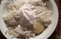 Добавляем яйцо, муку, соль.