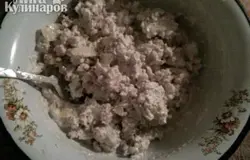 В мясной фарш добавляем лук и майонез. Я всегда добавляю майонез в фарш для выпечки. Он тогда становится более сочным.