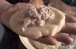 Из картофельной массы делаем лепёшку, добавляем фарш.