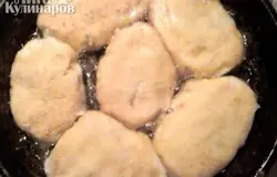 И обжариваем в масле с двух сторон.