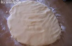 Выложить на стол посыпенный сахарной пудрой, вымесить массу