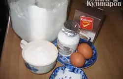 Испечь сметанный бисквит: яйцо смешать с сахаром, добавить какао смешать, добавить сметану - смешать, добавить соду -смешать, добавить муку - смешать
