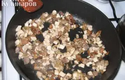 Нарезать лук и обжарить на растительном масле (если есть, можно добавить немного грибов), мелко нарезать курицу и обжарить вместе с луком.