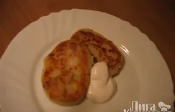 Подавать со сметаной. Остатки вчерашнего ужина станут новым вкусным блюдом. Приятного аппетита!