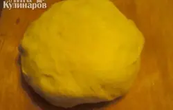 Замешиваем дрожжевое тесто: в тёплом молоке разводим дрожжи, добавляем сахар, размягченное масло, яйцо, соль. Тщательно вымешиваем и вводим муку. В конце добавляем растительное масло. Ставим тесто для пирога "Салфетка" в тёплое место на 1,5-2-часа, за это время тесто следует пару раз обмять. Из этого количества получаются два пирога, либо пирог и что-нибудь ещё. Я сегодня делала рыбники.