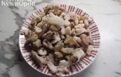 Замороженную смесь &quot;Морской коктейль&quot; ( осьминоги, мидии, кальмары, креветки и т. д)