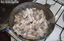 не размораживая выложил на сковороду.. посолил по вкусу и протушил.