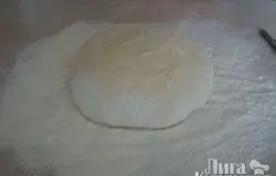 Для дружной семейки замешиваем дрожжевое тесто, как на пирожки.