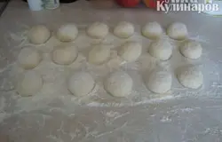 Затем шарики раскатываем и на середину укладывам начинку.