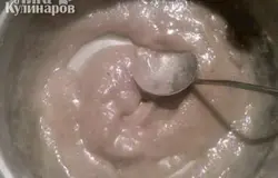 Отжатый сок НЕ ВЫЛИВАЕМ!!! Когда крахмал осядет на дно, жидкость аккуратно сливаем, а остальное перемешиваем и ставим на плиту!