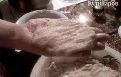 В картофельную массу добавляем яйцо, 2 столовые ложки муки, соль, сваренный крахмал, и вымешиваем.