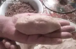 В серединку лепешки кладем столовую ложку печёночного фарша.